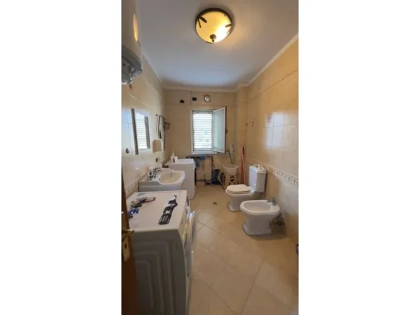 Tirane, jepet me qera apartament 2+1+Ballkon Kati 4, 128 m² 830 € (Liqeni)