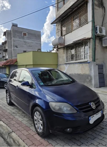 Tirane, shes makine Volkswagen Nafte, blu e errët automatik Kondicioner 322.000 km 3.200 €