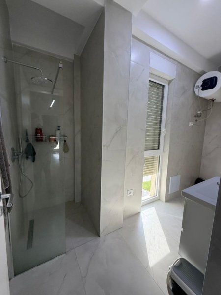 Tirane, shitet Vile 4+1+Ballkon Kati 3, 196 m² 399.000 € (Shefqet Ndroqi)