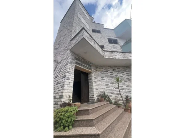 Tirane, jepet me qera ambjent biznesi , 240 m² 2.000 € (Qytet Studenti)