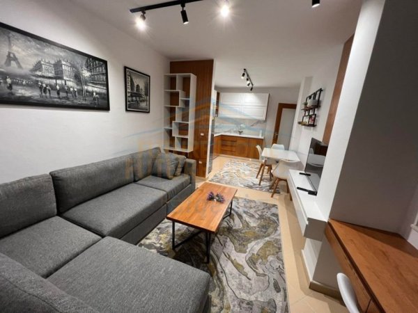 Tirane, jepet me qera apartament 1+1+Ballkon Kati 3, 55 m² 550 € (Liqeni Thate)