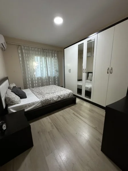 Tirane, jepet me qera apartament 2+1+Ballkon Kati 2, 100 m² 700 € (Liqeni ,Tiranë)