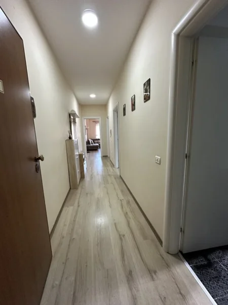 Tirane, jepet me qera apartament 2+1+Ballkon Kati 2, 100 m² 700 € (Liqeni ,Tiranë)