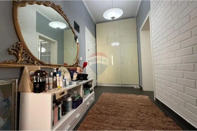 Tirane, jepet me qera apartament 1+1 Kati 5, 57 m² 800 € (Garda)