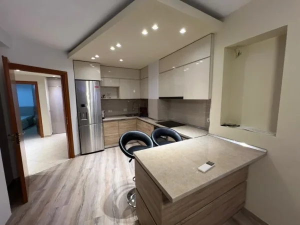 Tirane, jepet me qera apartament 2+1+Ballkon Kati 3, 109 m² 750 € (Komuna e Parisit)