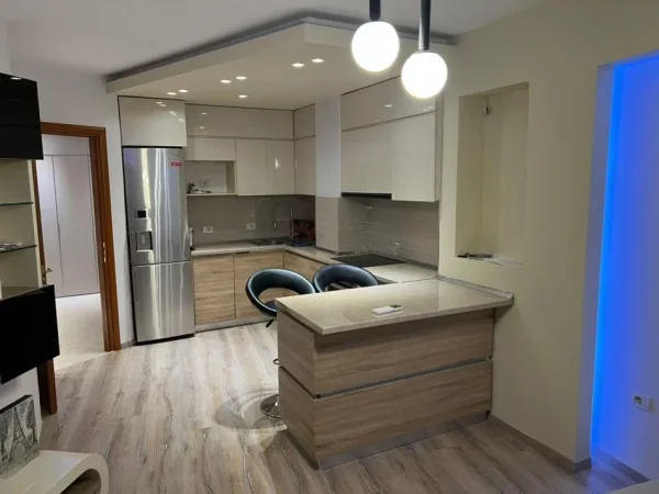 Tirane, jepet me qera apartament 2+1+Ballkon Kati 3, 109 m² 750 € (Komuna e Parisit)