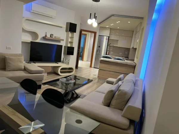 Tirane, jepet me qera apartament 2+1+Ballkon Kati 3, 109 m² 750 € (Komuna e Parisit)