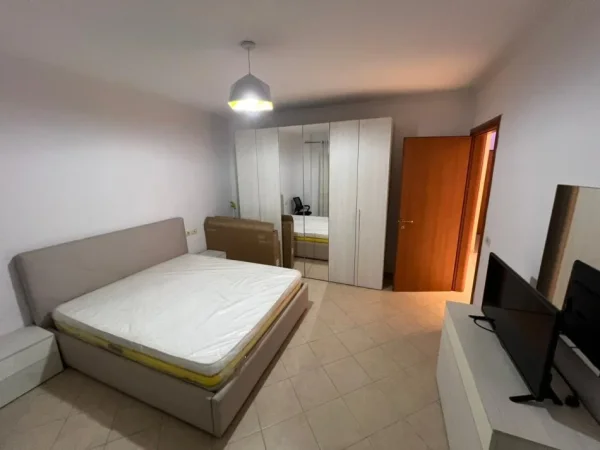 Tirane, jepet me qera apartament 2+1+Ballkon Kati 3, 109 m² 750 € (Komuna e Parisit)