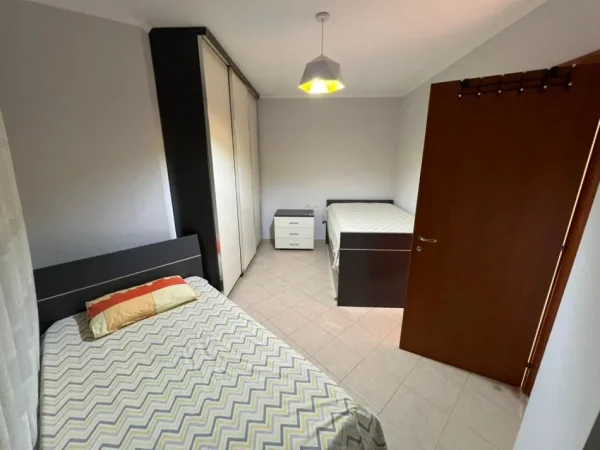 Tirane, jepet me qera apartament 2+1+Ballkon Kati 3, 109 m² 750 € (Komuna e Parisit)