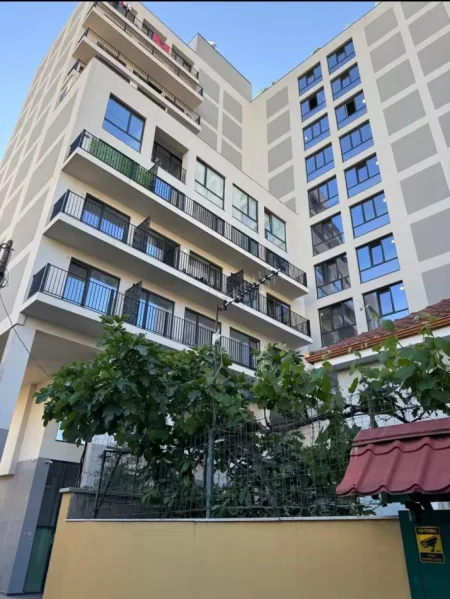 Tirane, jepet me qera apartament 2+1 Kati 1, 100 m² 900 € (Qender)