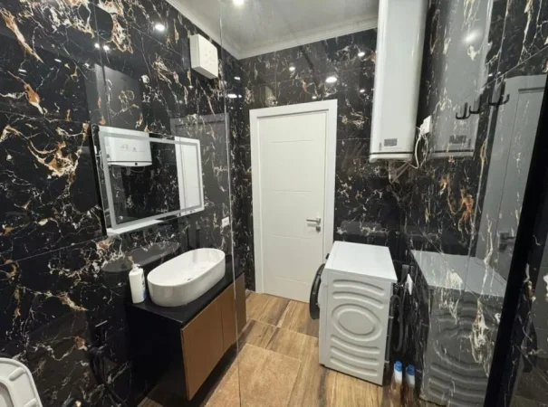 Tirane, jepet me qera apartament 2+1 Kati 1, 100 m² 900 € (Qender)