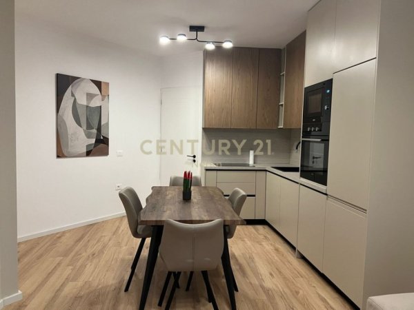 Tirane, jepet me qera apartament 1+1+Ballkon Kati 5, 70 m² 700 € (Neom129670)