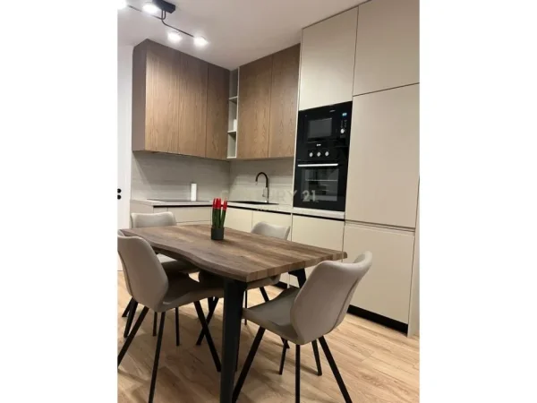 Tirane, jepet me qera apartament 1+1+Ballkon Kati 5, 70 m² 700 € (Neom129670)