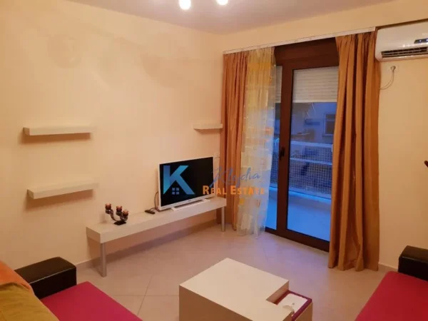 Tirane, jap me qera apartament 2+1+Ballkon Kati 4, 94 m² 700 € (Rruga e Barrikadave, afer gjimnazit Sami Frasheri)