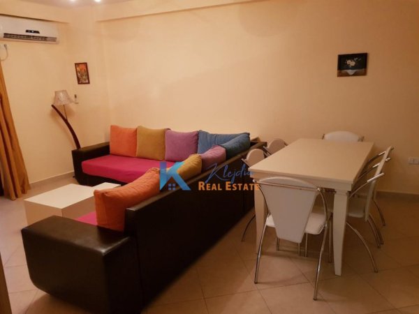 Tirane, jap me qera apartament 2+1+Ballkon Kati 4, 94 m² 700 € (Rruga e Barrikadave, afer gjimnazit Sami Frasheri)