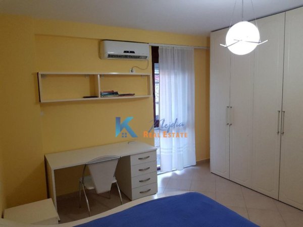 Tirane, jap me qera apartament 2+1+Ballkon Kati 4, 94 m² 700 € (Rruga e Barrikadave, afer gjimnazit Sami Frasheri)