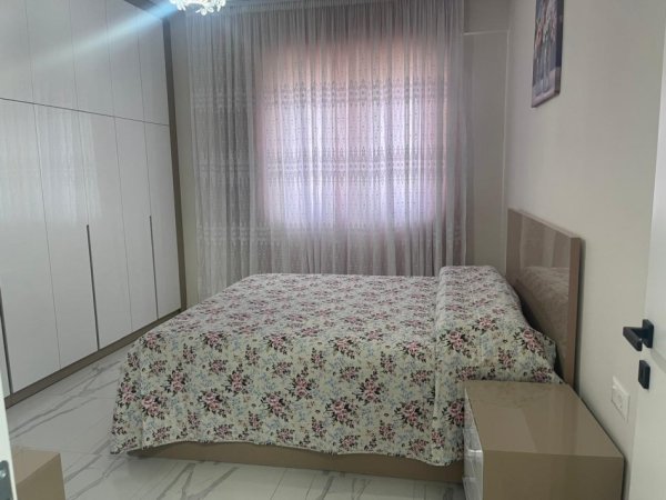 Tirane, jepet me qera apartament 2+1+Ballkon Kati 6, 80 m² 800 € (Fusha Aviacionit)