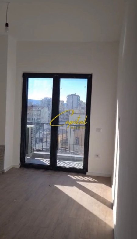Tirane, jepet me qera zyre Kati 4, 106 m² 800 € (RRUGA E BARRIKADAVE)