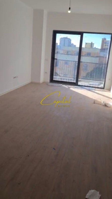 Tirane, jepet me qera zyre Kati 4, 106 m² 800 € (RRUGA E BARRIKADAVE)