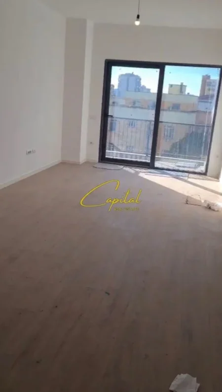Tirane, jepet me qera zyre Kati 4, 106 m² 800 € (RRUGA E BARRIKADAVE)