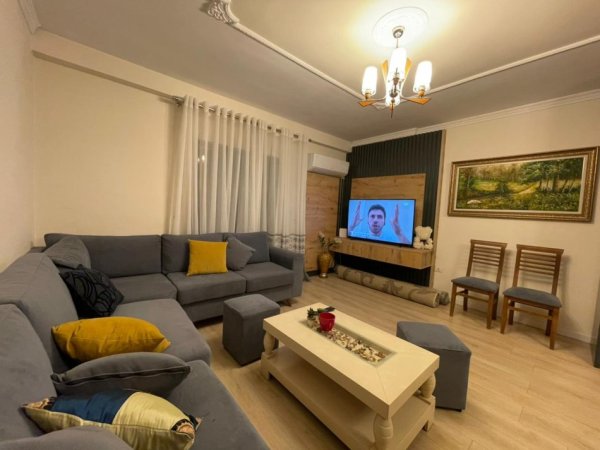 Tirane, jepet me qera apartament 2+1 Kati 3, 120 m² 828 € (Komuna e Parisit.)