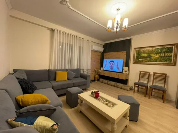 Tirane, jepet me qera apartament 2+1 Kati 3, 120 m² 828 € (Komuna e Parisit.)