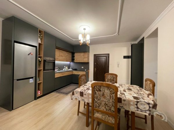 Tirane, jepet me qera apartament 2+1 Kati 3, 120 m² 828 € (Komuna e Parisit.)