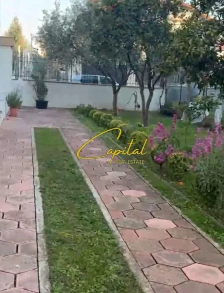 Tirane, jepet me qera Vile 4+1 Kati 2, 190 m² 900 € (CASA ITALIA)