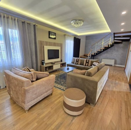 Tirane, jepet me qera , 240 m² 1.000 € (BULEVARDI I RI)