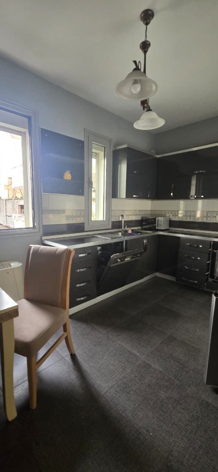 Tirane, jepet me qera , 240 m² 1.000 € (BULEVARDI I RI)