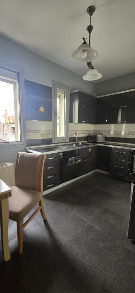 Tirane, jepet me qera , 240 m² 1.000 € (BULEVARDI I RI)