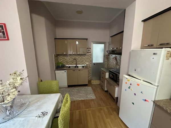 Tirane, jepet me qera Vile 3+1 Kati 2, 130 m² 700 € (Rruga Bardhyl)