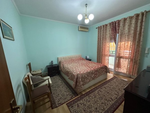 Tirane, jepet me qera Vile 3+1 Kati 2, 130 m² 700 € (Rruga Bardhyl)