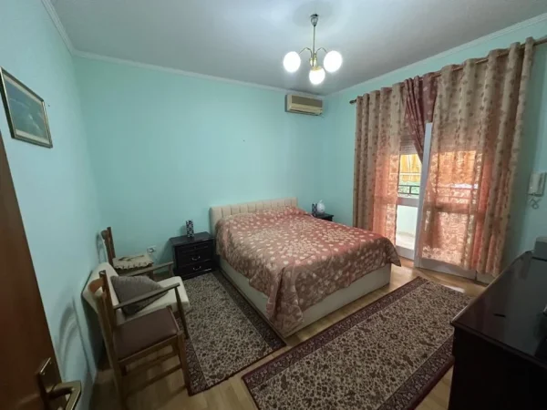 Tirane, jepet me qera Vile 3+1 Kati 2, 130 m² 700 € (Rruga Bardhyl)