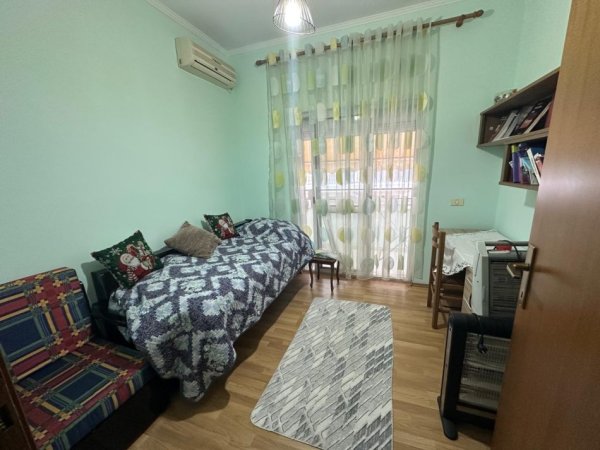 Tirane, jepet me qera Vile 3+1 Kati 2, 130 m² 700 € (Rruga Bardhyl)