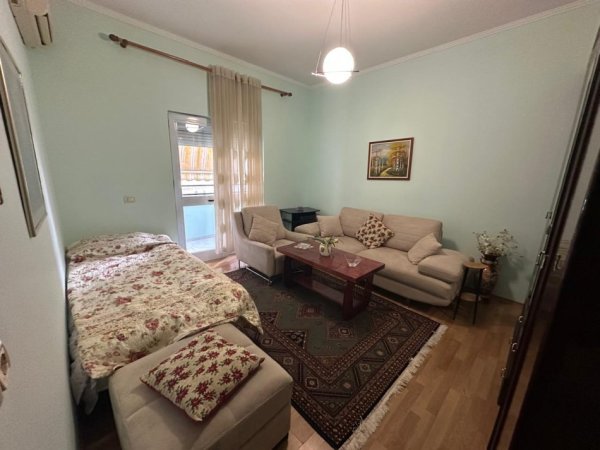 Tirane, jepet me qera Vile 3+1 Kati 2, 130 m² 700 € (Rruga Bardhyl)