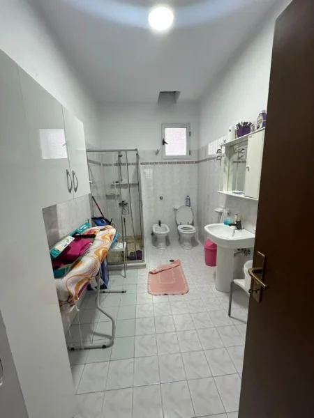 Tirane, jepet me qera Vile 3+1 Kati 2, 130 m² 700 € (Rruga Bardhyl)