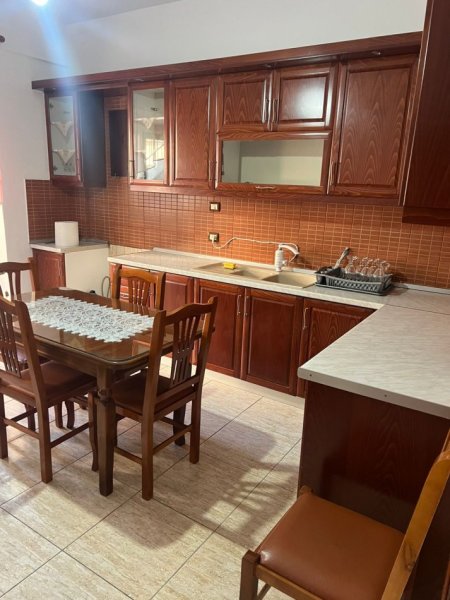 Tirane, jepet me qera Vile 2+1+Ballkon Kati 2, 94 m² 500€ (Laprake/Rr.Bujar Kaloshi)