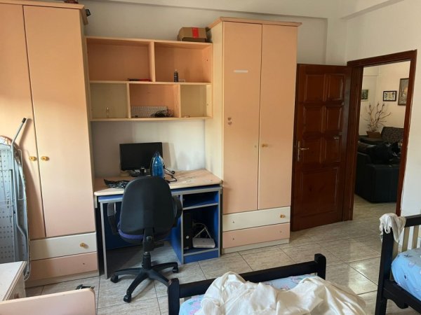 Tirane, jepet me qera Vile 2+1+Ballkon Kati 2, 94 m² 500€ (Laprake/Rr.Bujar Kaloshi)