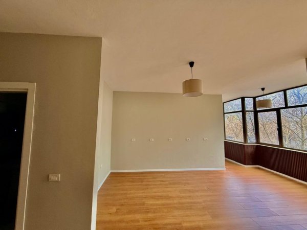 Tirane, jepet me qera zyre Kati 3, 65 m² 700 € (Ish Ekspozita /Bulevardi Bajram Curri)