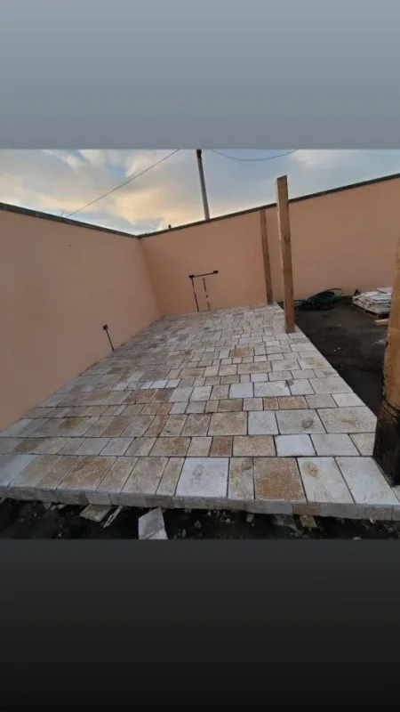 Me nje eksperienc shum vjeqare jasht shqiperis dhe disa vjeqare ne shqiperi. Ju ofrojm, Shtrime pllakash, Punime me gurë, Punime Mermeri, Punime Gipsi, Grafiato, Patinime etj. Operojm ne gjith shqiperin dhe jasht saj. Qmime konkuruese, shpejtesi dhe garansi per qdo punim