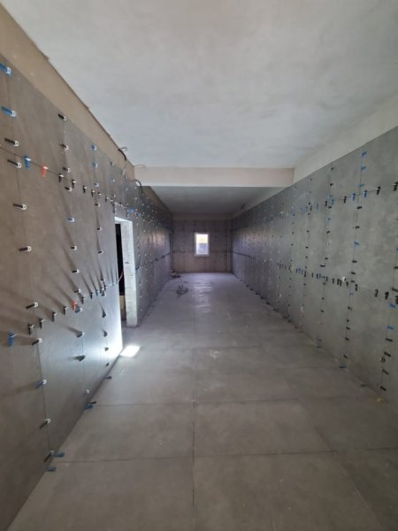 Me nje eksperienc shum vjeqare jasht shqiperis dhe disa vjeqare ne shqiperi. Ju ofrojm, Shtrime pllakash, Punime me gurë, Punime Mermeri, Punime Gipsi, Grafiato, Patinime etj. Operojm ne gjith shqiperin dhe jasht saj. Qmime konkuruese, shpejtesi dhe garansi per qdo punim