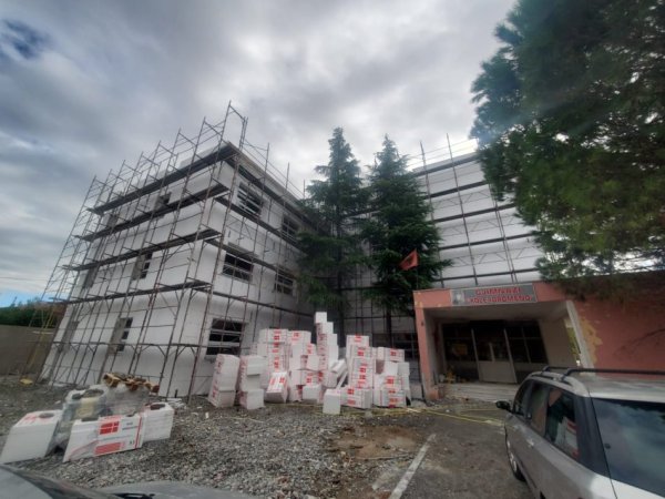 Me nje eksperienc shum vjeqare jasht shqiperis dhe disa vjeqare ne shqiperi. Ju ofrojm, Shtrime pllakash, Punime me gurë, Punime Mermeri, Punime Gipsi, Grafiato, Patinime etj. Operojm ne gjith shqiperin dhe jasht saj. Qmime konkuruese, shpejtesi dhe garansi per qdo punim