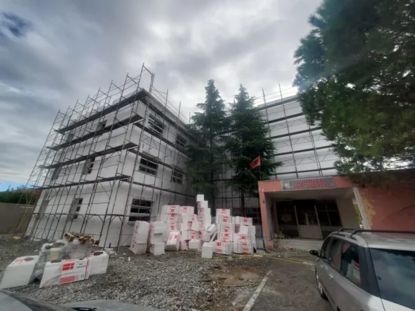 Me nje eksperienc shum vjeqare jasht shqiperis dhe disa vjeqare ne shqiperi. Ju ofrojm, Shtrime pllakash, Punime me gurë, Punime Mermeri, Punime Gipsi, Grafiato, Patinime etj. Operojm ne gjith shqiperin dhe jasht saj. Qmime konkuruese, shpejtesi dhe garansi per qdo punim