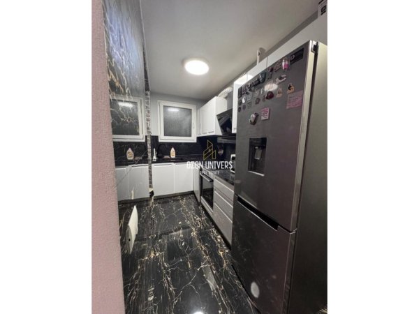 Tirane, jepet me qera apartament 2+1+Ballkon Kati 3, 900 € (Fakulteti i Drejtësisë)