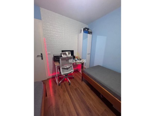 Tirane, jepet me qera apartament 2+1+Ballkon Kati 3, 900 € (Fakulteti i Drejtësisë)