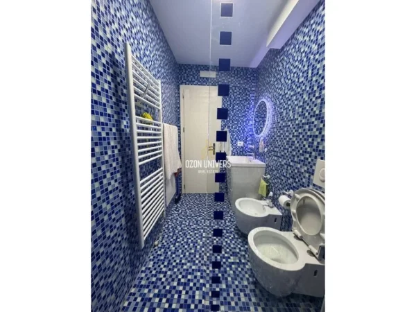 Tirane, jepet me qera apartament 2+1+Ballkon Kati 3, 900 € (Fakulteti i Drejtësisë)