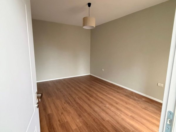 Tirane, jepet me qera apartament 1+1+Ballkon Kati 3, 65 m² 700 € 