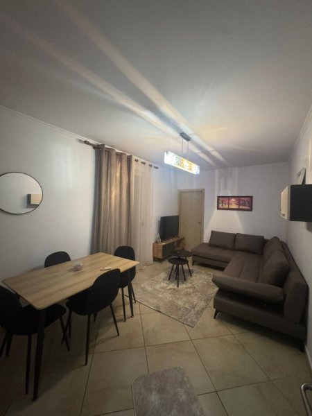 Tirane, jepet me qera apartament 3+1+Ballkon Kati 5, 94 m² 650€ (Kryqezimi i 21 Dhjetorit)