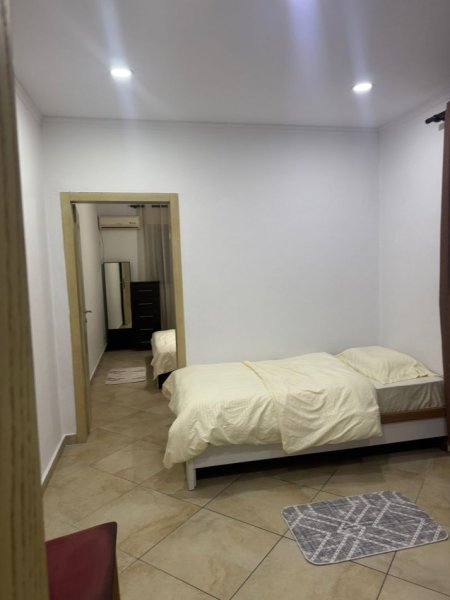 Tirane, jepet me qera apartament 3+1+Ballkon Kati 5, 94 m² 650€ (Kryqezimi i 21 Dhjetorit)